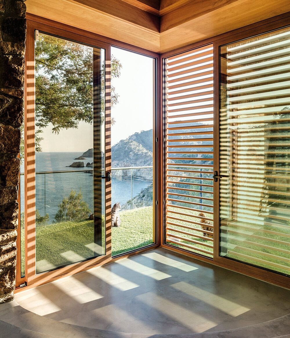 Vue sur un lac à travers les lames orientées d’un brise-soleil
