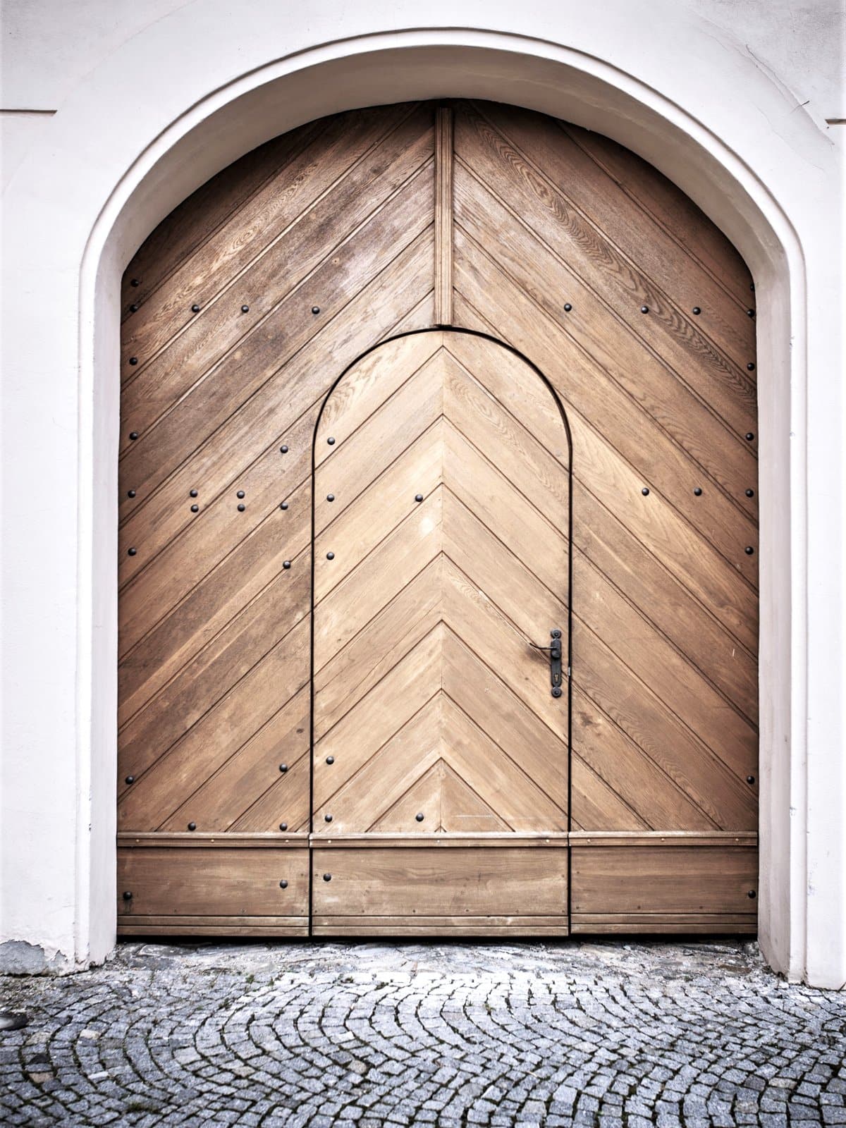 Porte cochère cintrée en bois massif à lames en chevrons