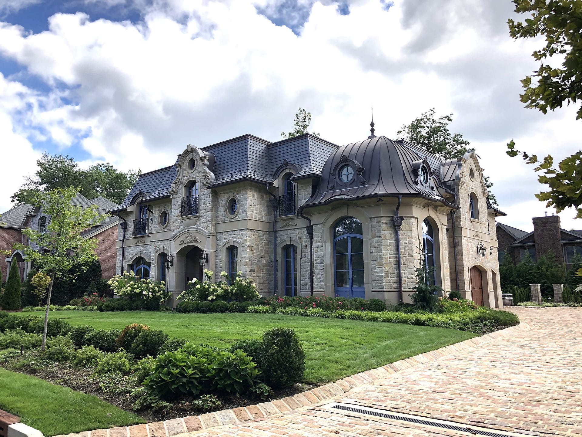 Château en pierre aux hautes fenêtres cintrées