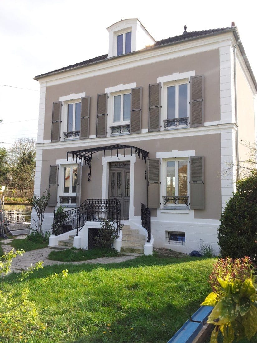 Maison française classique avec volets persiennés gris-vert