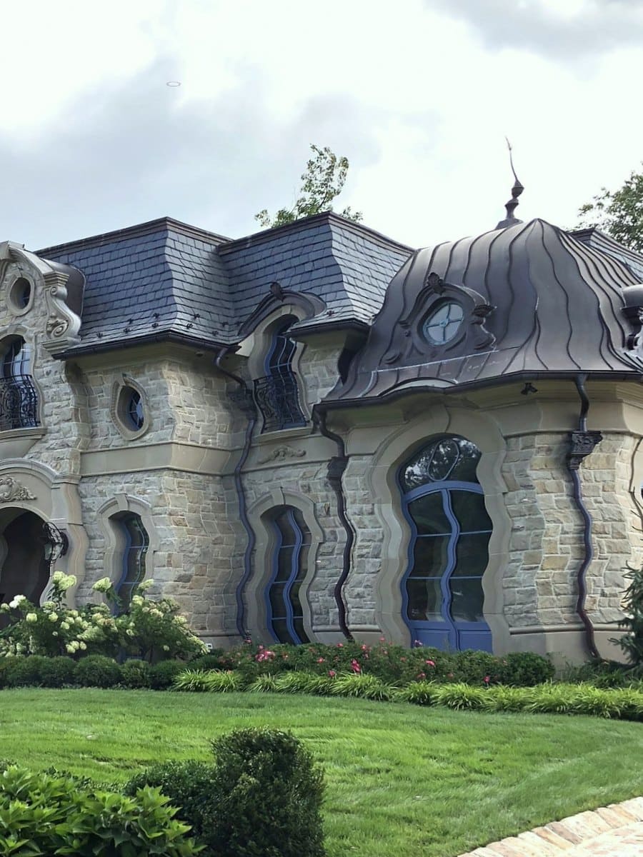 Façade de château avec verre de restauration dans des fenêtres en bois