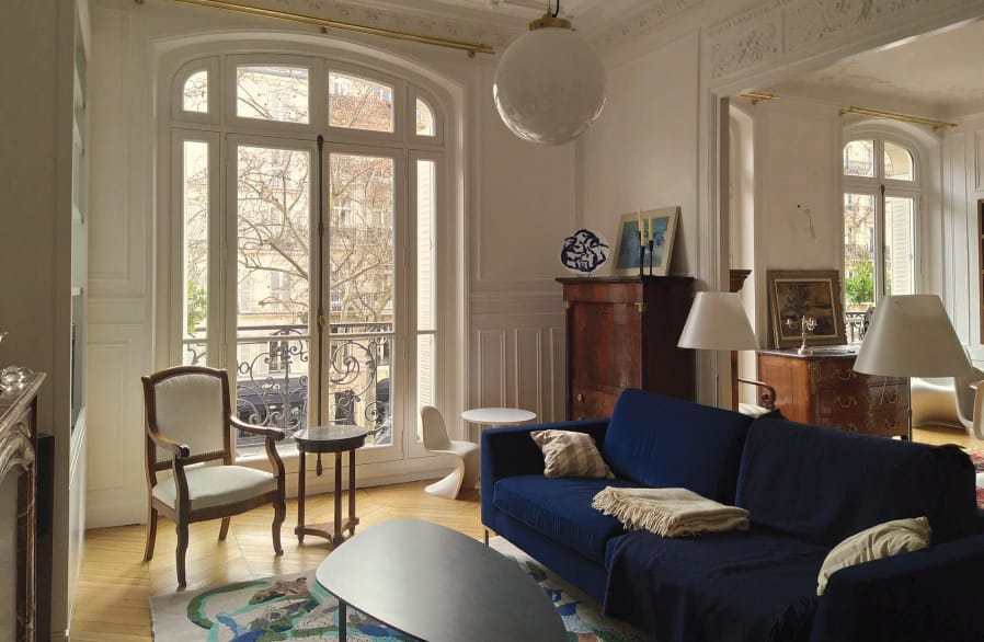Maison de campagne française avec portes-fenêtres affleurantes de style ancien, petits bois et vraies crémones